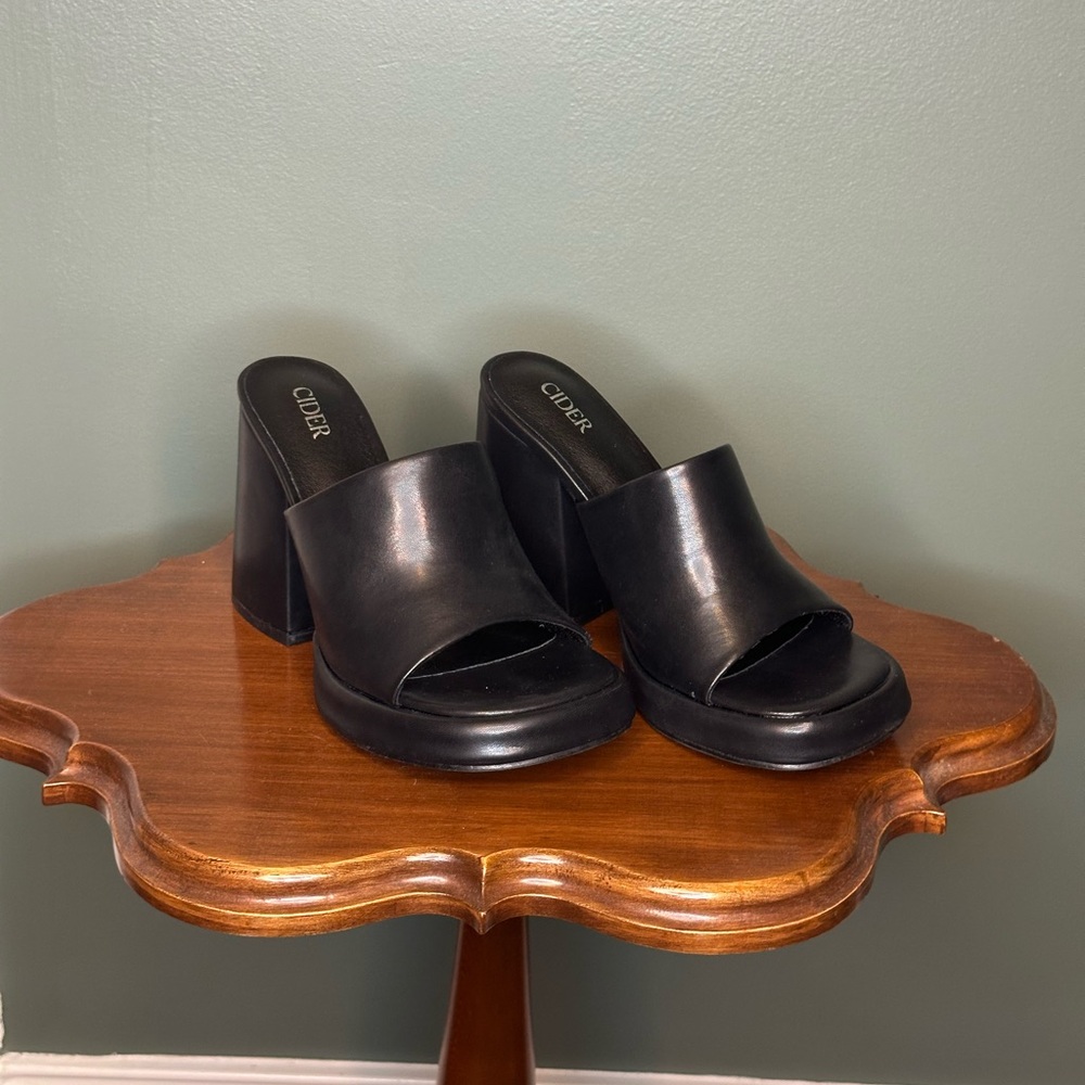 Faux Leather Chunky Heeled Black Single Strap Sandals